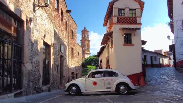 Jalan-jalan berbatu Taxco yang indah di pusat kota bersejarah dekat gereja Santa Prisca — Stok Video