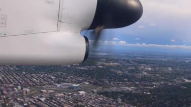 Boston Havaalanı 'na inen Karayip tatil kapısından dönen yolcularla dolu bir uçak.