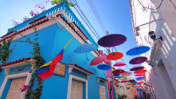 Cênicas ruas coloridas de Cartagena no histórico bairro Getsemani perto de Walled City, Ciudad Amurallada — Vídeo de Stock