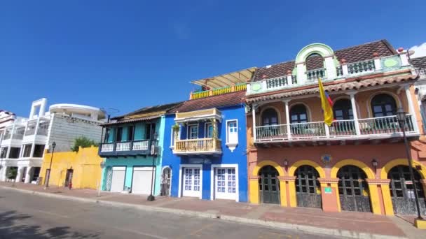 Strade pittoresche di Cartagena nello storico quartiere Getsemani vicino alla città murata, Ciudad Amurallada — Video Stock