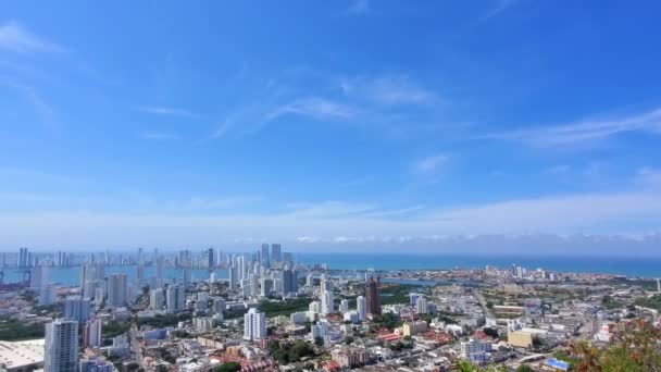 Colômbia, vista panorâmica da paisagem urbana de Cartagena, horizonte moderno, hotéis e baías oceânicas Bocagrande e Bocachica a partir da colina de vigia do convento de Santa Cruz Convento de la Popa — Vídeo de Stock