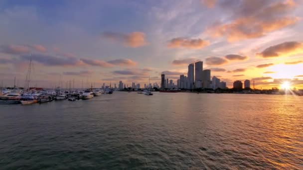 Scenic Cartagena Bocagrande baai Bahia de las Animas en chique wijk Bocagrande. Panoramische skyline bij zonsondergang — Stockvideo