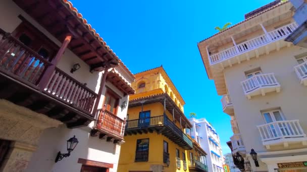 Híres gyarmati Cartagena Walled City, Cuidad Amurrallada, és a színes épületek történelmi belvárosában, a kijelölt UNESCO Világörökség része — Stock videók