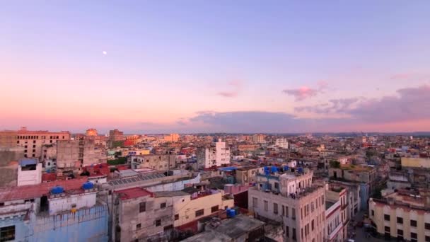 Vista aérea panorámica de las antiguas calles de La Habana y Bahía de La Habana en el centro histórico de La Habana Vieja, cerca de las atracciones turísticas de Paseo El Prado y Malecón — Vídeo de stock