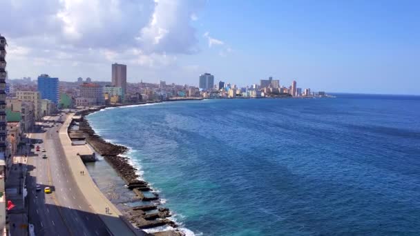 Scenic Havana panorama panorama El Malecon, szeroki punkt orientacyjny esplanade, która rozciąga się na 8 km wzdłuż wybrzeża w Hawanie obok głównych atrakcji turystycznych miasta — Wideo stockowe