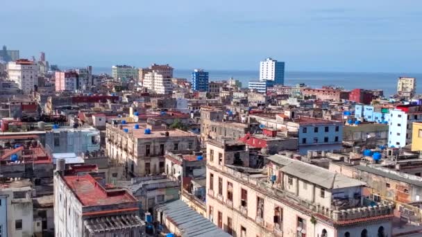Vista aérea panorámica de las antiguas calles de La Habana y Bahía de La Habana en el centro histórico de La Habana Vieja, cerca de las atracciones turísticas de Paseo El Prado y Malecón — Vídeo de stock