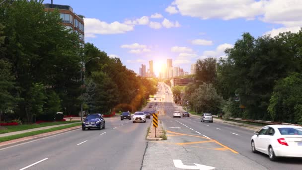 Panoramisch uitzicht op de stad van Noord-York en het verkeer op Yonge Street richting Toronto centrum financieel centrum — Stockvideo