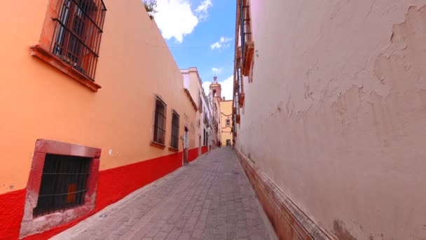 Coloridas calles de la ciudad vieja en el centro histórico de la ciudad de Zacatecas cerca de la catedral central. Es un popular destino turístico local mexicano e internacional — Vídeo de stock