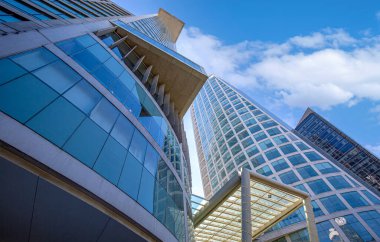 Sigorta şirketleri, bankalar, finans kurumları ve Paseo De Reforma yakınlarındaki başarılı işletmelere ev sahipliği yapan Mexico City Finans Merkezi binaları ve Bağımsızlık Anıtı