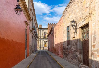 Morelia, Michoacan, renkli sokaklar ve Morelia 'nın tarihi şehir merkezindeki sömürge evleri, şehrin en önemli turistik merkezlerinden biri.