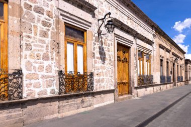 Morelia, Michoacan, renkli sokaklar ve Morelia 'nın tarihi şehir merkezindeki sömürge evleri, şehrin en önemli turistik merkezlerinden biri.