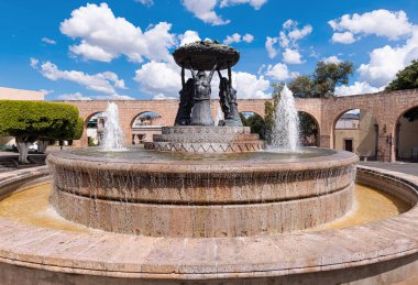 Morelia 'nın tarihi şehir merkezindeki Las Tarascas Çeşmesi, su kemeri ve Morelia Katedrali yakınlarındaki ana şehir turistik merkezlerinden biri.