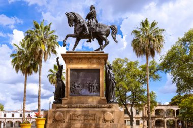 Morelia, Michoacan, renkli sokaklar ve Morelia 'nın tarihi şehir merkezindeki sömürge evleri, şehrin en önemli turistik merkezlerinden biri.