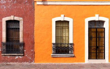 Morelia, Michoacan, renkli sokaklar ve Morelia 'nın tarihi şehir merkezindeki sömürge evleri, şehrin en önemli turistik merkezlerinden biri.