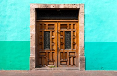 Morelia, Michoacan, renkli sokaklar ve Morelia 'nın tarihi şehir merkezindeki sömürge evleri, şehrin en önemli turistik merkezlerinden biri.