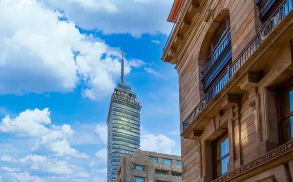 Мексика, Мехико, Башня Torre Latinohicana рядом с Центральным парком Аламеда и историческим центром El Zocalo — стоковое фото