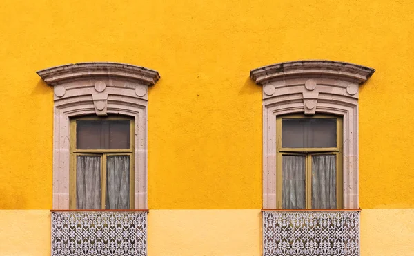 Morelia, Michoacan, colorful streets and colonial houses in Morelia historic city center, one of the main city tourist attractions — Stock Photo, Image