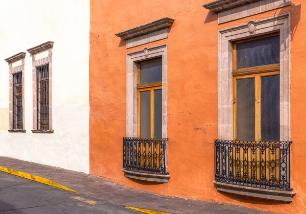 Morelia, Michoacan, színes utcák és gyarmati házak Morelia történelmi belvárosában, az egyik fő turisztikai látványosságok — Stock Fotó
