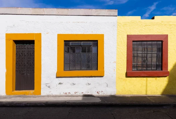 Morelia, Michoacan, colorful streets and colonial houses in Morelia historic city center, one of the main city tourist attractions — Stock Photo, Image