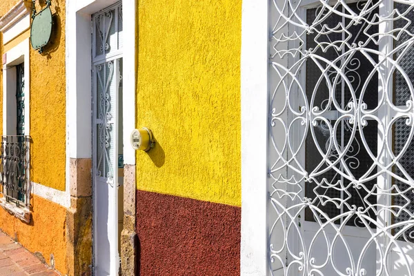 Morelia, Michoacán, calles coloridas y casas coloniales en el centro histórico de Morelia, una de las principales atracciones turísticas de la ciudad — Foto de Stock