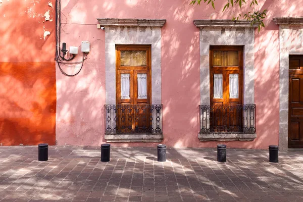 Morelia, Michoacan, ruas coloridas e casas coloniais no centro histórico de Morelia, uma das principais atrações turísticas da cidade — Fotografia de Stock