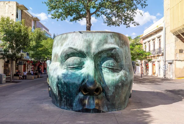 Destino turístico Arbol Adentro face Estatua en Guadalajara centro histórico de la ciudad favorecida por turistas y lugareños por igual — Foto de Stock