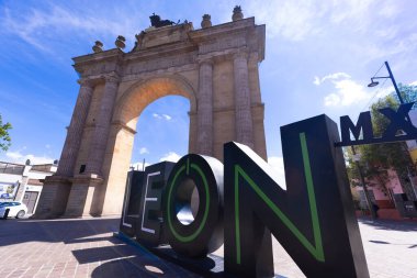 Leon, tarihi şehir merkezi yakınlarındaki Leon Şehri Zafer Anıtı 'nın tarihi turistik cazibesi ve anıtı.