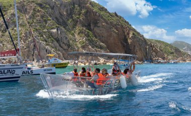 Playa Amantes, Playa Del Amor ve Playa del Divorcio, Divorce Beach yakınlarındaki Cabo San Lucas Kemeri 'ne transparan tekne yolculuğu.