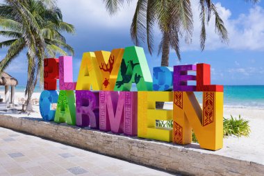 Tatiller ve Maya Rivierası 'nda tatiller için popüler bir turizm merkezi olan Playa del Carmen' in sahne plajları, oyunları ve otelleri
