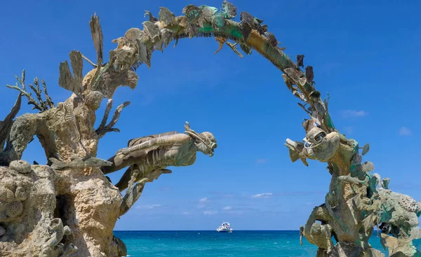 Cozumel sea promenade and waterfront Malecon with statues, sculptures, cafes, restaurants and scenic ocean views of Cozumel ocean shore — Stock Photo, Image