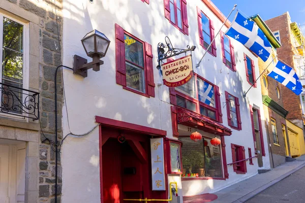 Quebec centro de la ciudad, centro social, distrito comercial, cafeterías y restaurantes y la antigua arquitectura francesa — Foto de Stock