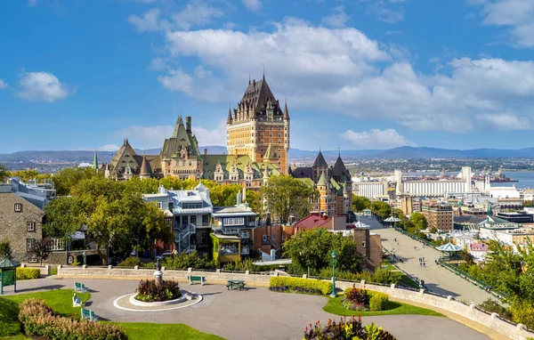 Quebec 'teki Chateau Frontenac' ın panoramik manzarası Dufferin Terrace 'da yer alan tarihi merkezde Saint Lawrence Nehri manzarası ve manzarası, üst kasaba ve Eski Liman