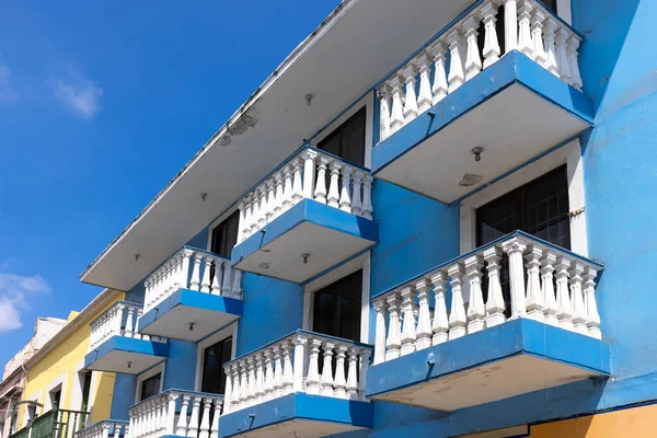 Veracruz, rues colorées et maisons coloniales dans le centre-ville historique, l'une des principales attractions touristiques de la ville — Photo