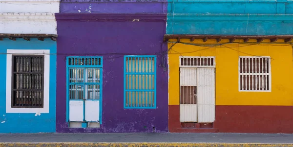 Веракрус, барвисті вулиці і колоніальні будинки в історичному центрі міста, одна з головних туристичних пам'яток міста — стокове фото