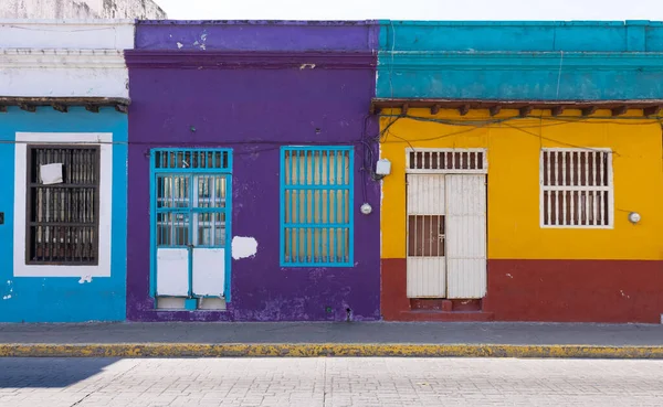 Веракрус, барвисті вулиці і колоніальні будинки в історичному центрі міста, одна з головних туристичних пам'яток міста — стокове фото