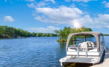 Gürcistan Körfezi ve Ontario, Muskoka 'daki Blue Mountain Tatil Köyü yakınlarındaki bir gölde bir tekne bekliyor.