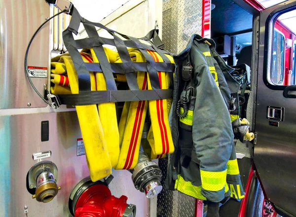 Požární vůz připraven reagovat na stav nouze — Stock fotografie