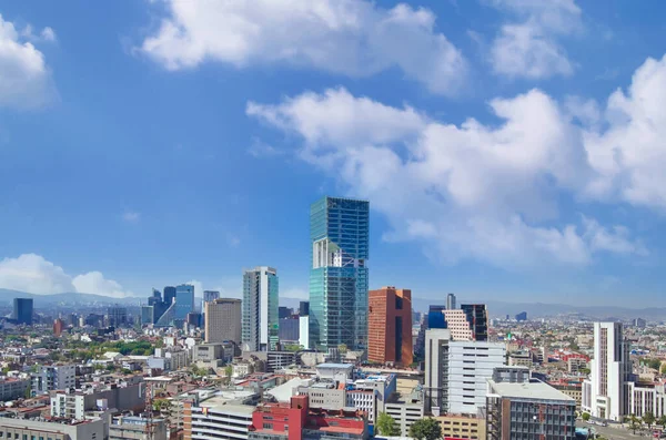 Edificios del Centro Financiero de la Ciudad de México que albergan compañías de seguros, bancos, instituciones financieras y negocios exitosos ubicados cerca del Paseo De Reforma y la columna de referencia Ángel de la Independencia — Foto de Stock