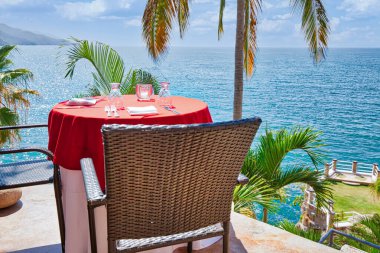 Puerto Vallarta, Banderas Körfezi yakınlarındaki manzaralı okyanus manzaralı romantik lüks bir restoran.