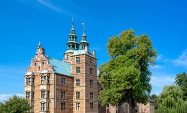 Ünlü Rosenborg kalesi, Kopenhag 'ın en çok ziyaret edilen turistik merkezlerinden biri.