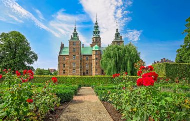 Ünlü Rosenborg kalesi, Kopenhag 'ın en çok ziyaret edilen turistik merkezlerinden biri.
