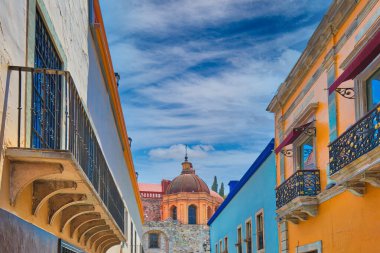 Guanajuato tarihi şehir merkezinde manzara kaldırımlı sokaklar ve geleneksel renkli koloni mimarisi