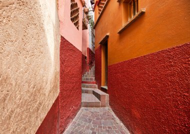 Guanajuato, Kiss Callejon del Beso 'nun ünlü sokağı.