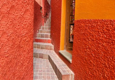 Guanajuato, Kiss Callejon del Beso 'nun ünlü sokağı.