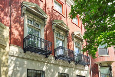 Back Bay yakınlarındaki tarihi merkezde tipik Boston evleri