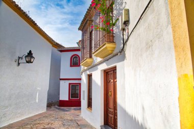 Mezquita Katedrali yakınlarında güneşli bir günde Cordoba sokakları