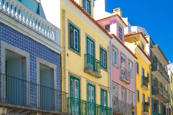 Arquitectura típica portuguesa y coloridos edificios del centro histórico de Lisboa — Foto de Stock
