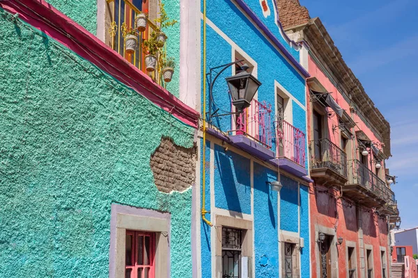 Guanajuato tarihi şehir merkezinde manzara kaldırımlı sokaklar ve geleneksel renkli koloni mimarisi