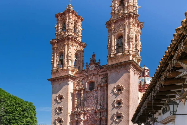 Vista de la Iglesia de Santa Prisca de Taxco La Parroquia de Santa Prisca en el centro histórico de Taxco — Foto de Stock