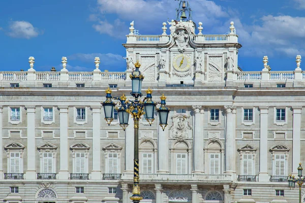 Famoso Palácio Real em Madrid, no centro histórico da cidade, a residência oficial da Família Real Espanhola — Fotografia de Stock